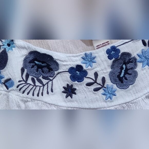 Arizona  Jean Co. White Embroidered Sleeveless Top - Picture 3 of 10